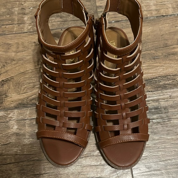 Cute open toes heeled sandals for kids. Never worn. Great for summer outings! - Picture 1 of 4